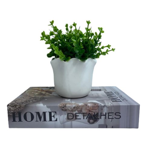 Livro decorativo 'Home Detalhes' e vaso branco de cerâmica