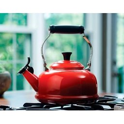 Chaleira Tradicional com Apito - Le Creuset - Vermelha - 1 Chaleira Tradicional com Apito - Le Creuset - Vermelha - 1