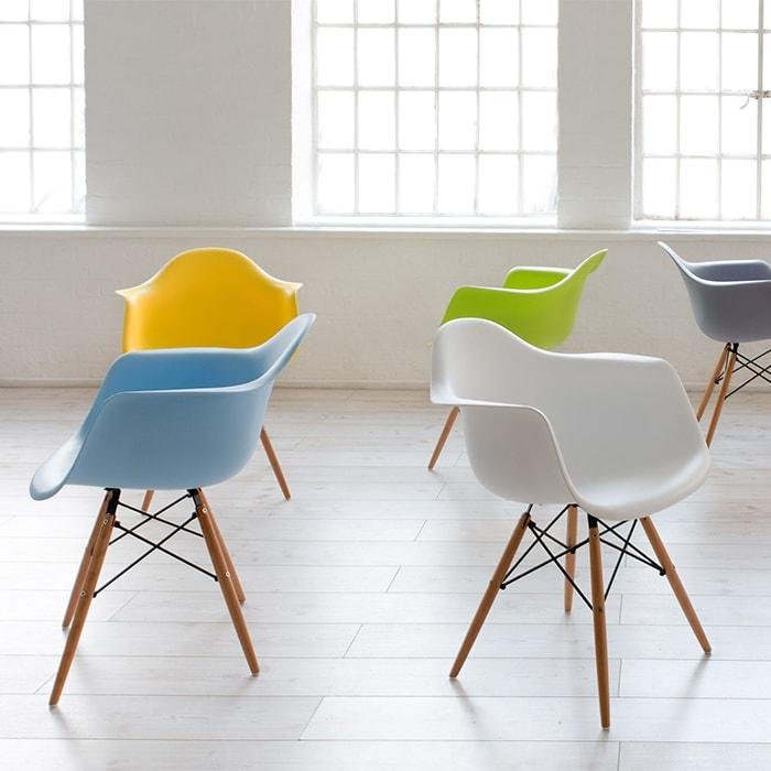 KIT - 2 x cadeiras Charles Eames Eiffel DAW com braços - Base de madeira clara - Branco - 6