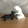 Escultura Decorativa Menina e seu Dachshund Vegras - 2