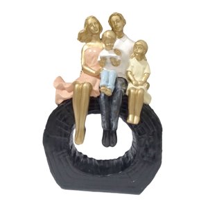 Estatueta Decorativa Família no Arco