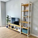 Ver imagem 5 de Rack TV Linea 141.5cm Madeira Pinus com Estante 6 Prateleiras Nozes e Branco Artfactory Design
