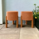 Ver imagem 2 de Kit 2 Puffs  Redondo de Veludo Pés Madeira Terra Cota