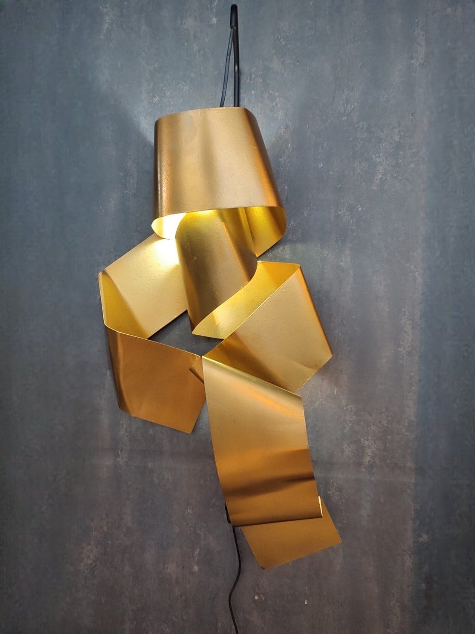 Decoração Escultura de Parede Luminária Abstrata em Aço Cor Dourado Exclusiva no Brasil  Para Sala Q - 2