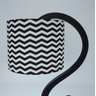 Abajur Madeira Preta e Cúpula Tecido Chevron Preto e Branco - 3