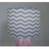 Abajur Base Madeira Rosa e Cúpula Chevron Cinza e Branco - 2