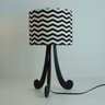 Abajur Base Tripé Madeira Preta e Cúpula Chevron Preta e Branca - 2