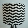 Abajur Base Tripé Madeira Preta e Cúpula Chevron Preta e Branca - 3
