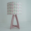 Ver imagem 3 de Abajur Base Madeira Rosa e Cúpula Tecido Triângulos Rosa e Verde