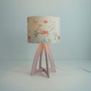 Ver imagem 2 de Abajur Base Madeira Rosa e Cúpula Tecidos Gaiolas e Flores Malva