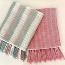 Ver imagem 1 de Kit 2 Mantas Artesanais Rosa e Pistache Faixa para Sofá Cama e Poltronas 1,80x 1,20m Decoração Casa