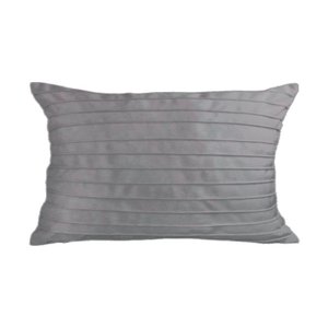 Capa para Almofada Drapeada Line em Veludo Retangular Cinza Claro