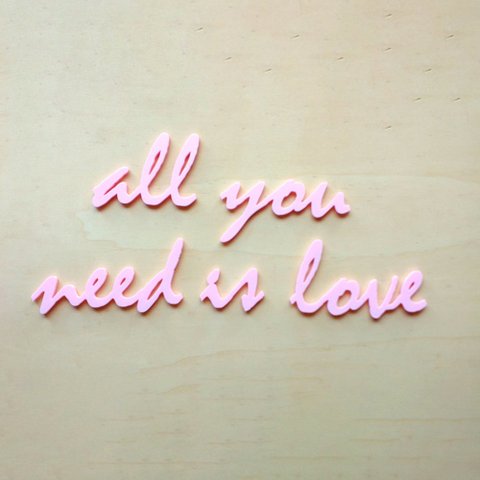 Adorno De Parede All You Need Is Love - Quadro / Frase 70cm comprimento - Toque 3D: Rosa Claro