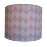Abajur Base Madeira Branca e Cúpula Losangos Rosa, Branco e Verde - 3