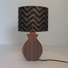 Abajur Base Madeira Vasinho e Cúpula Chevron Preto e Dourado - 3