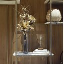 Ver imagem 1 de Arranjo de Flores Magnólias Artificiais Exuberantes com 70cm no Tubo de Vidro | Beleza Atemporal For