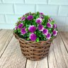 Vaso Trançado com Arranjo de Flores Artificiais - Decoração Cor da Flor:flor Bola Roxo/branco - 1