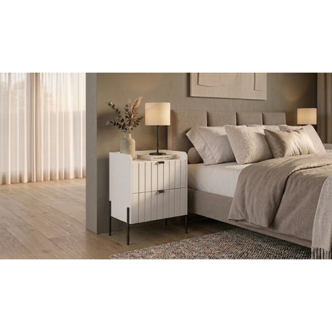 Mesa de Cabeceira Moriah 45cm Branco Luxo MDF Ripado Industrial Pés Ferro Preto