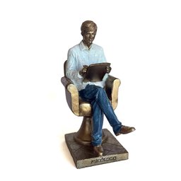 Estatueta Psicólogo Sentado com Caderno - 1