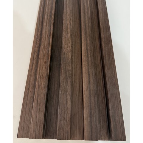 Painel Ripado Interno de Composto Plástico e Madeira Wpc 032szw Cor Castanho