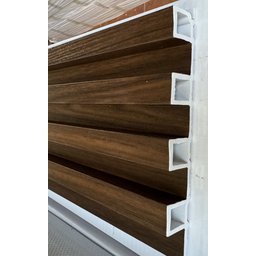 Painel Ripado Interno de Composto Plastico e Madeira Wpc 160242900 Cor Castanho - 1