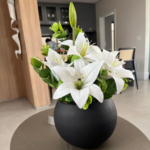 Arranjo Lírio Branco Artificial Centro de Mesa Completo Vaso Preto Decore Fácil Shop