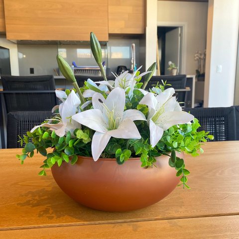 Arranjo Grande Centro Mesa Lírio Branco Artificial Vaso Terracota Cobre