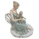 Ver imagem 3 de Escultura Estatueta Decorativa Dama com Bebê em Porcelana Azul e Branco - 25x18cm