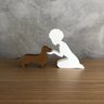 Escultura Decorativa Menina e seu Dachshund Pequena Vegras Afro Branco - 1