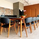 Ver imagem 2 de Cadeira para Mesa de Jantar Cyndi 53cm Madeira Maciça | Courino Preto - Sallar Home