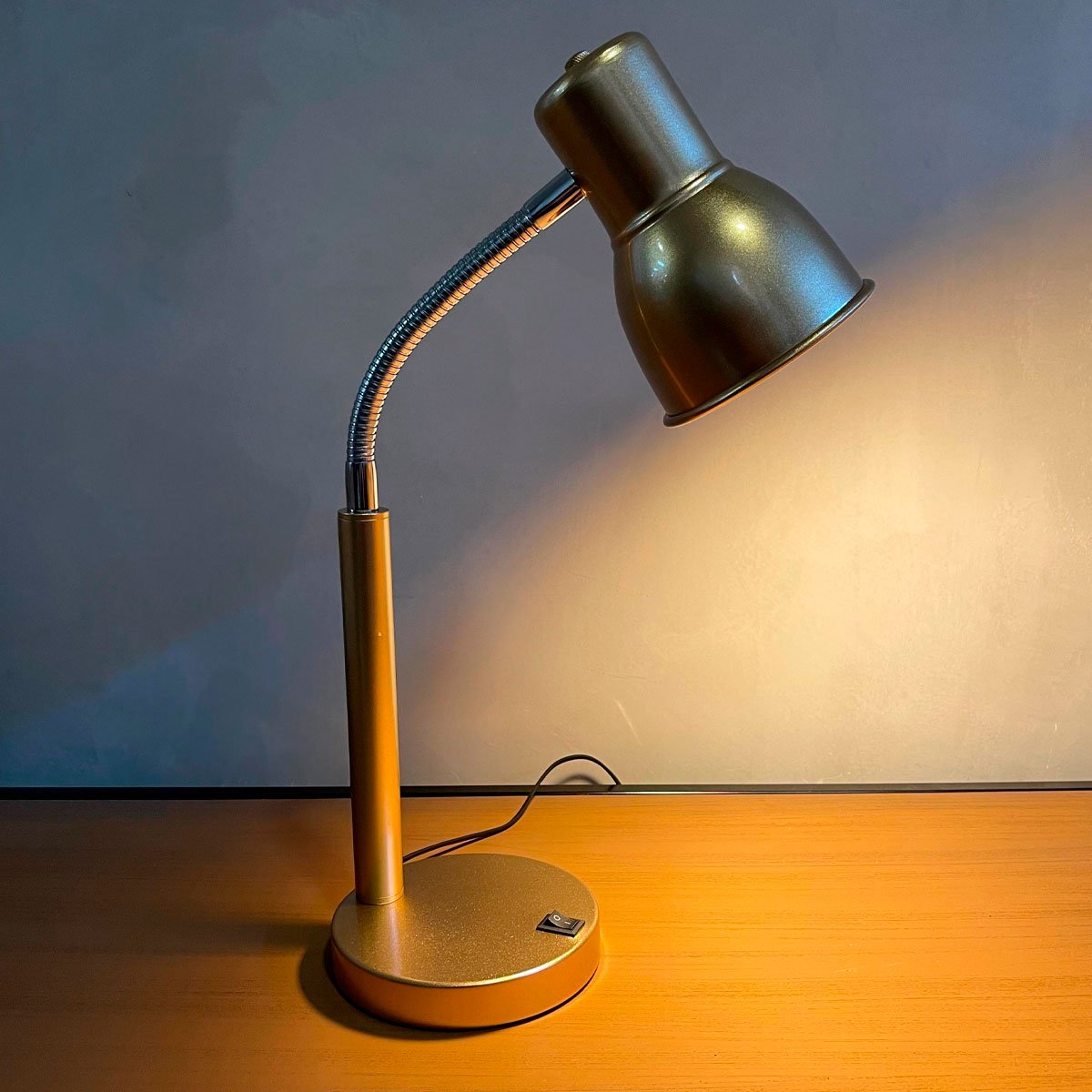 Abajur Luminária de Sala ou Quarto Dourado em Alumínio Haste Flexível Bivolt