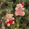 Urso Pelúcia Pendente Natal Creme Roupa Vermelha e Gravata Listrada 10cm - Magizi - 3