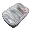 Ver imagem 1 de Bolsa Necessaire Estilo Matelassê Chevron Metálico Cinza