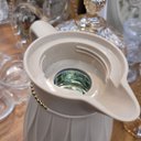 Ver imagem 4 de Garrafa Térmica para Café Khadija Bege e Dourado Luxo 1 Litro - Tuut