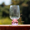 Ver imagem 2 de Copo Taça Base Esfera em Vidro Transparente e Rosa 540ml