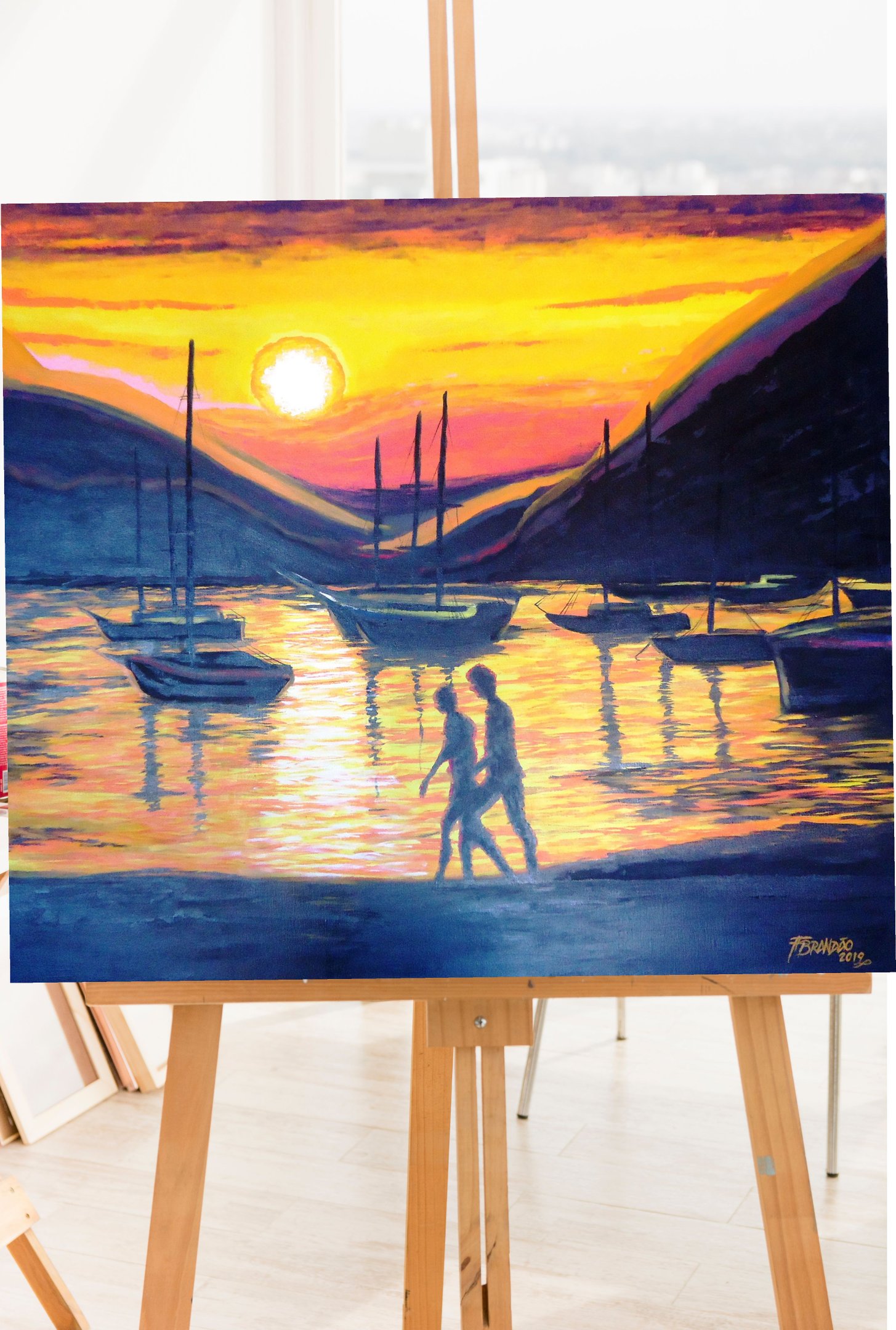 Quadro Decorativo para Sala de Estar Pintado a Mão em Acrílico Casal Andando na Praia com Barcos - 5