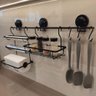 Kit Suporte Barra Cozinha Preta 70cm 3 Ganchos Ventosa Porta Rolos Temperos Condimentos - 2