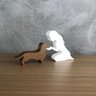 Escultura Decorativa Menina e seu Dachshund Pequena Vegras - 2