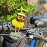 Pato Patinho Malandro Kit 2 Uni Enfeite Guidao Bike Moto Sino Luz Sinalizaçao Buzina Oculos Cordao M - 4