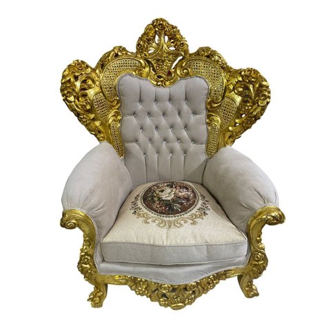 Poltrona Clássica Bege com Detalhes Dourados 130x96x56cm