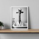 Ver imagem 1 de Quadro Divertido Banheiro Dona Girafa 45x34cm Mold Branca
