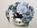Ver imagem 3 de Arranjo Com 4 Orquídeas Azul Realistas No Vaso Prata