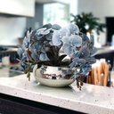 Ver imagem 2 de Arranjo Com 4 Orquídeas Azul Realistas No Vaso Prata