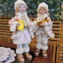 Ver mais imagens de Jogo Bonecos Coral Natalino Decorativo Musical À Corda Rosa e Creme Luxo 42cm - Noel Decor