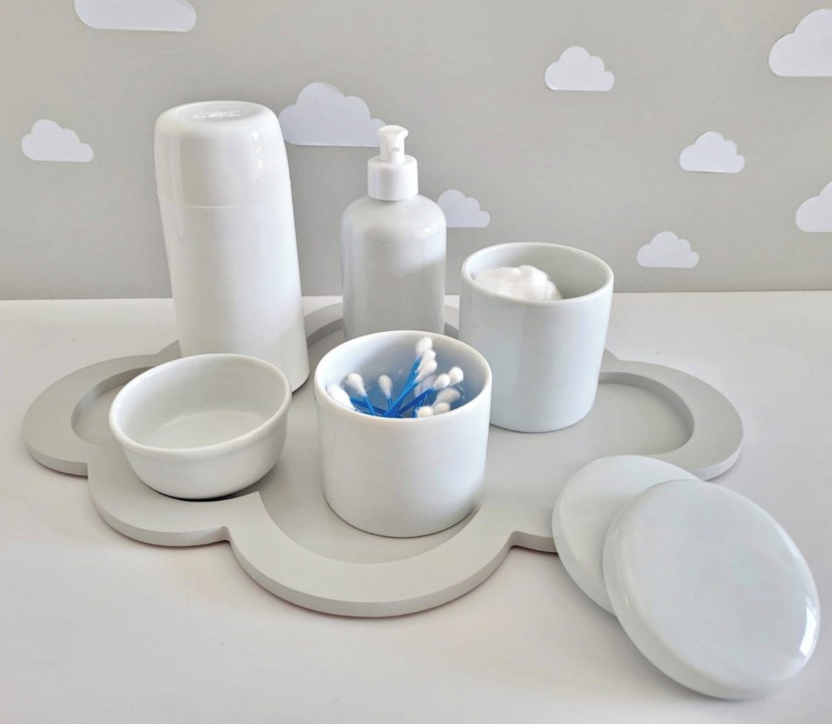 Kit Higiene Porcelana Bebê + Bandeja Nuvem Cinza.