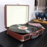 Vitrola Toca Discos de Vinil com Conversor Digital e Alto Falantes Maleta Uitech - 1