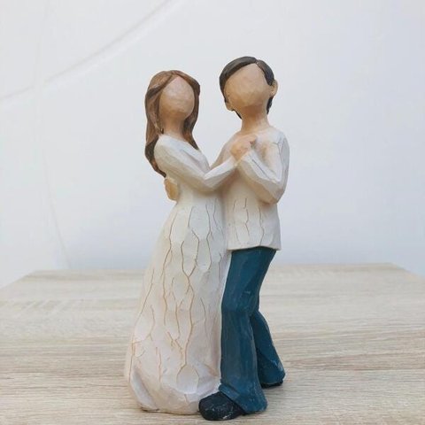 Escultura Casal Dançando Festa Resina 15x8cm