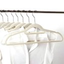 Ver imagem 5 de Kit com 10 Cabides Slim de Veludo - Organização e Sofisticação Cor:bege