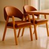 Kit 2 Cadeiras de Jantar Noah Estofada com Braço Madeira Maciça Corino Caramelo - Arkell - 1