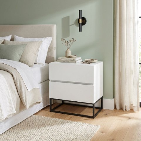 Mesa Cabeceira 2 Gavetas Cor Branco para Cama Casal com Pés de Ferro Estilo Industrial Preto